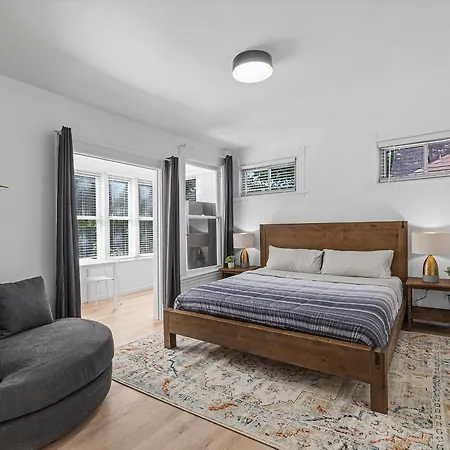 Shadyside, Central !5 Stylish And Bright Studio With Free Parking