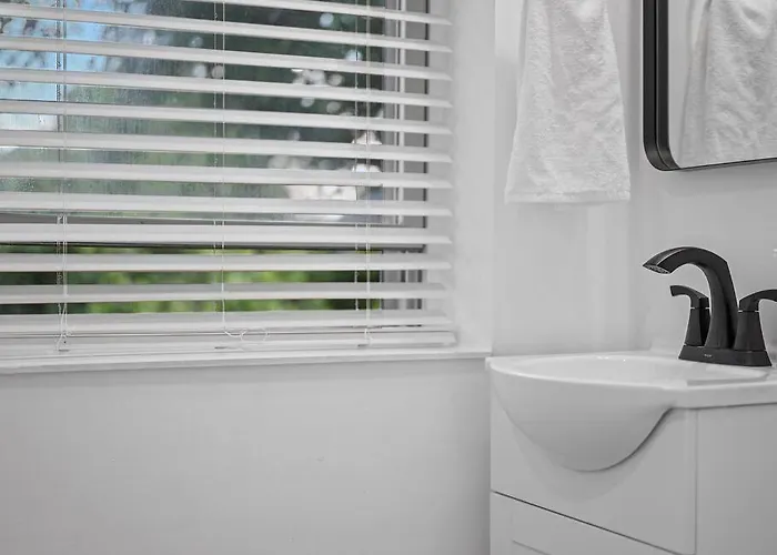 Shadyside, !5 Stylish And Bright With Free Parking Apartment *