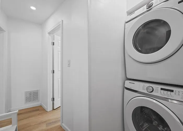 Apartment Shadyside, !5 Stylish And Bright With Free Parking *