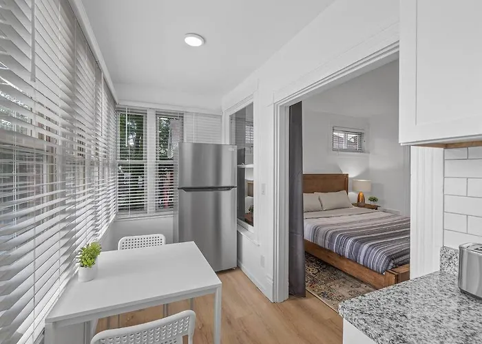 Shadyside, !5 Stylish And Bright With Free Parking Apartment Pittsburgh