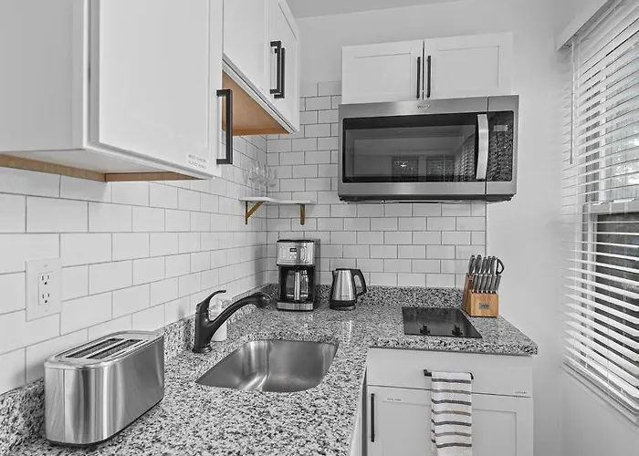 Shadyside, !5 Stylish And Bright With Free Parking *
