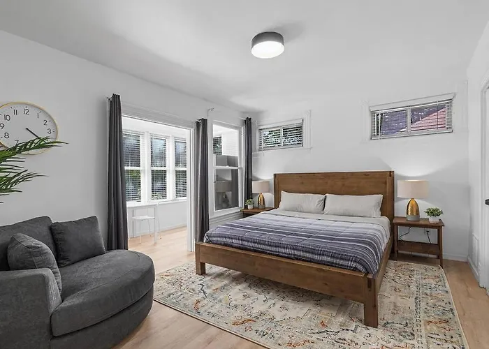 Shadyside, !5 Stylish And Bright With Free Parking *